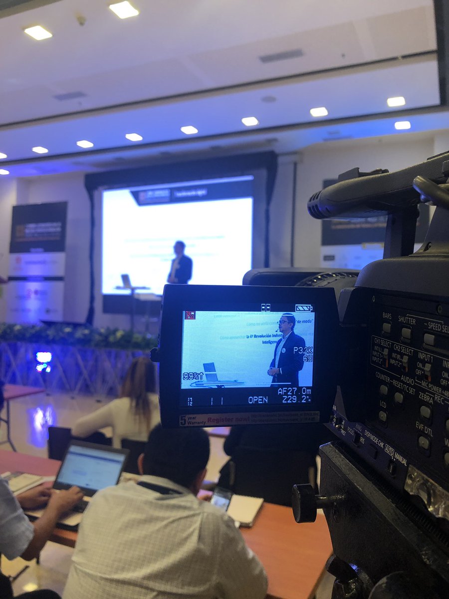 DircomLa's tweet photo. Taller sobre UX y la transformación digital a cargo de @isaacecheverri de @WikpisM en el marco de la #CumbreDircom https://t.co/SVi9h7S9sv