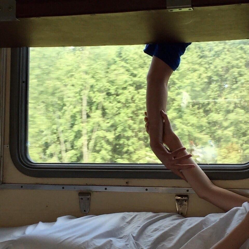 Сел в купе. Плацкартный Ренессанс. Окно поезда. Красивые девушки в поезде. Девушка в поезде у окна.
