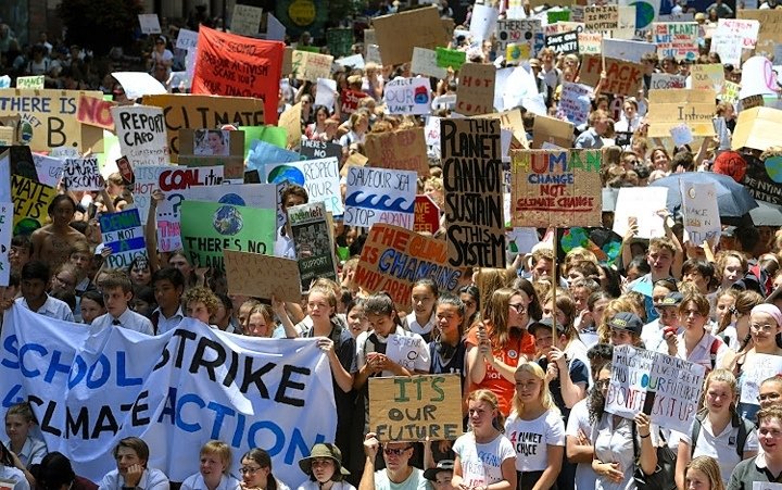 saveourplanetuk's tweet photo. All around the world, teenagers have spent Fridays striking. From places like Australia, Poland and Colombia. It has begun the hashtag ' #FridaysForFuture'
Whether it's marching in the streets or standing outside of school for a bit, everyone takes part in striking. https://t.co/GRGWzmLHKe