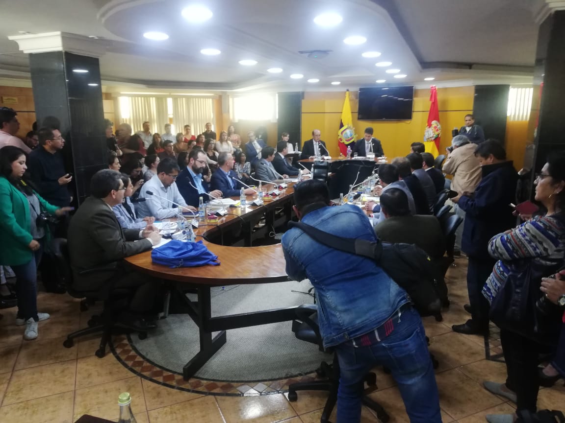 UNSIONTV's tweet photo. Pablo Burbano, fue electo vicealcalde de Cuenca, la moción fue presentada por el concejal Omar Alvarez, la designación se dio con 14 votos a favor, 1 en blanco. La edil  Paola Flores abandono la sesión por discrepancias. https://t.co/kKrSfGDHHy