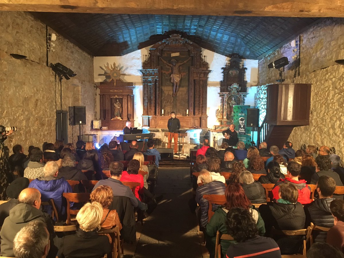 Dotore eta beteta dago Santa Kruz ermita, Eñaut Agirre, Aitor Atxega eta Imanol Kamio ematen ari diren bertso jarrien kontzertua entzutera etorritakoekin.