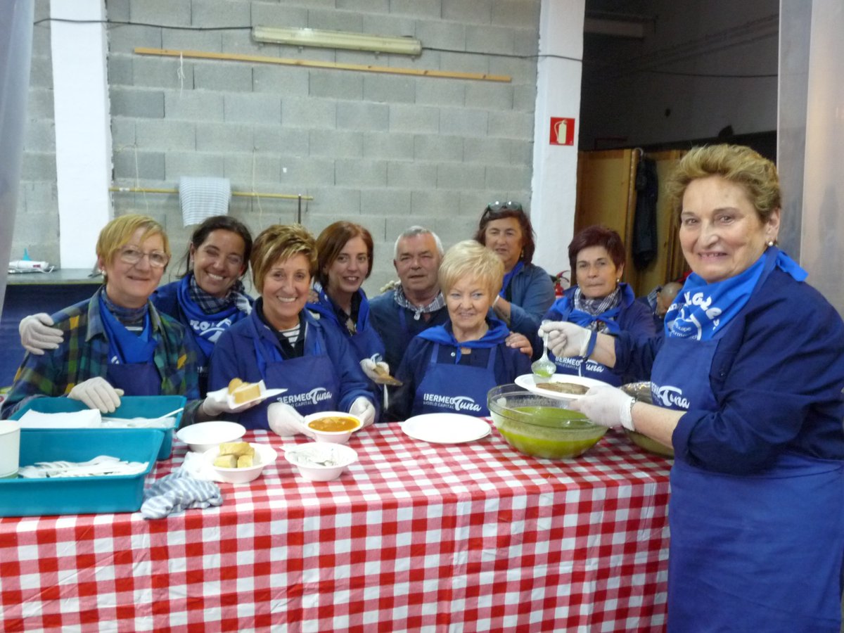 #Bermeo-ko Kofradia Zaharrean atuna erreta, marmitakoa eta Albacorako sukaldariek egindako pintxo gozoak jateko aukera dugu #BermeokoArrainAzoka-, helburu solidarioekin.
Corrado Bonomi artista italiarraren erakusketa ikusteko aukera ere izango dugu Kofradia Zaharrean.
Erdu!