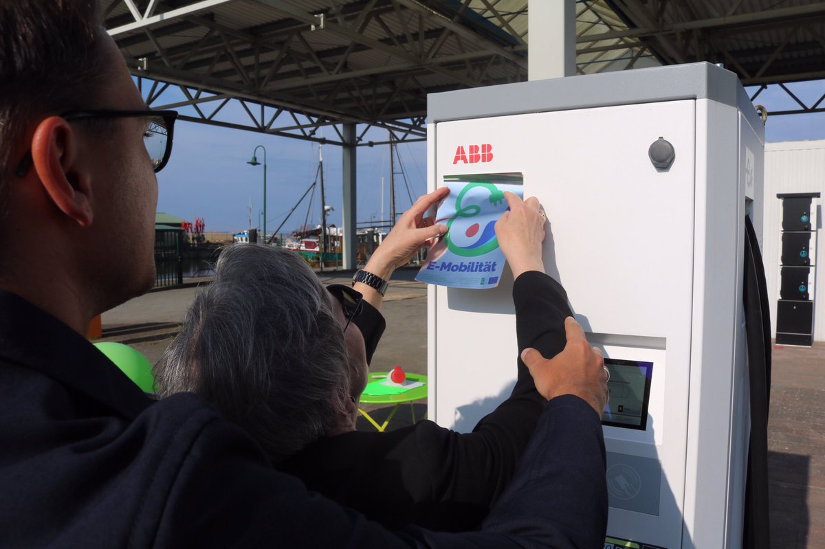 Haffhus's tweet photo. Berlin - Marrakech - #Altwarp (@ZoePionierin 😉) das klappt heutzutage problemlos auch mit einem #Elektroauto - aber nur wenn es auch in ländlichen Destinationen #Ladesäulen gibt, so wie hier am #stettinerhaff mit der Eröffnung einer weiteren Schnellladestation #Emobiltät https://t.co/ttiIUjfzMv