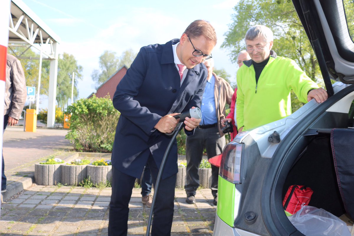 Haffhus's tweet photo. Berlin - Marrakech - #Altwarp (@ZoePionierin 😉) das klappt heutzutage problemlos auch mit einem #Elektroauto - aber nur wenn es auch in ländlichen Destinationen #Ladesäulen gibt, so wie hier am #stettinerhaff mit der Eröffnung einer weiteren Schnellladestation #Emobiltät https://t.co/ttiIUjfzMv