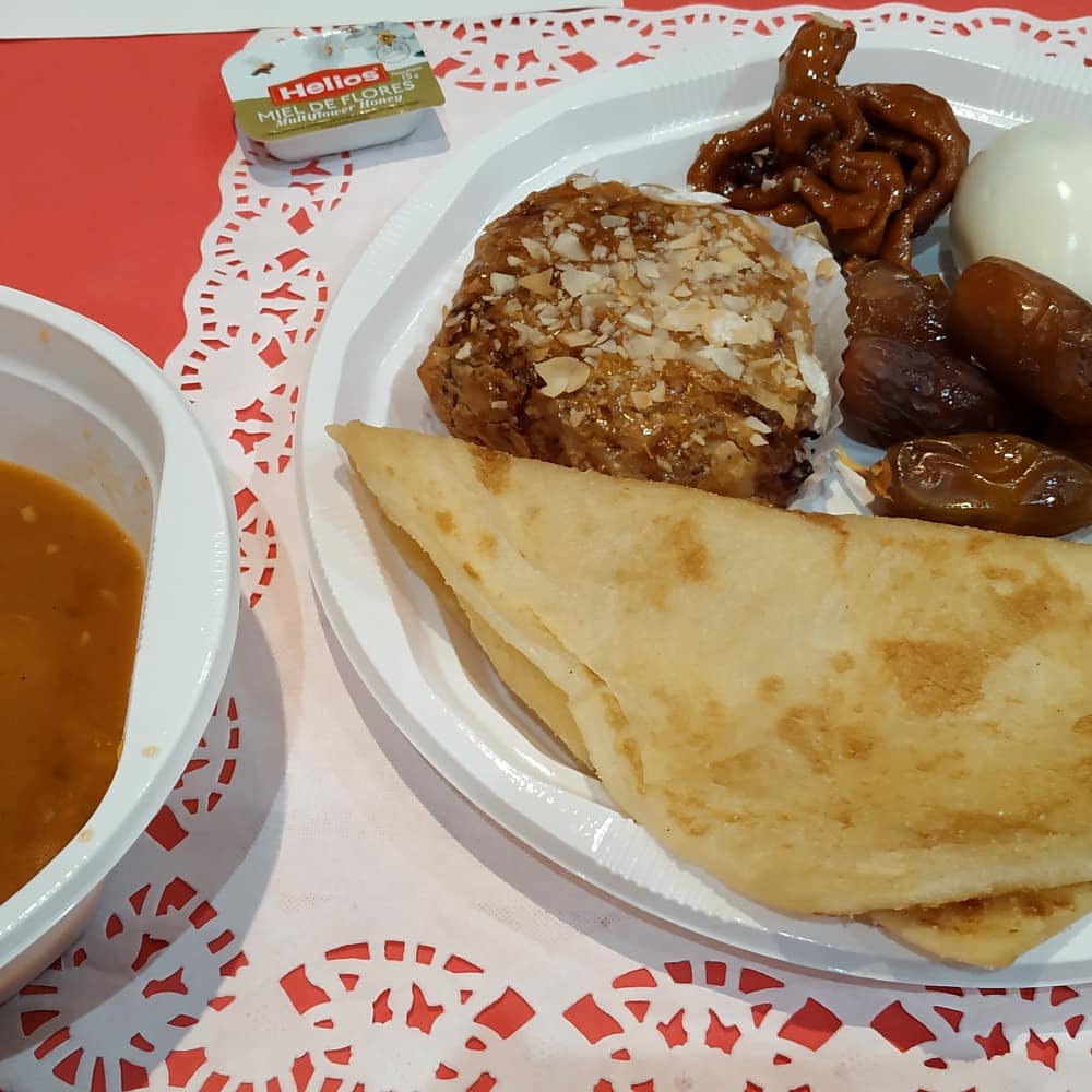 r_smallwall's tweet photo. Avui hem pogut compartir l'Iftar del Ramadà amb bona companyia. Moltes gràcies. Ha estat un plaer! #SantBoi #AnemAMés #Ramadan https://t.co/GGSuTaArZl