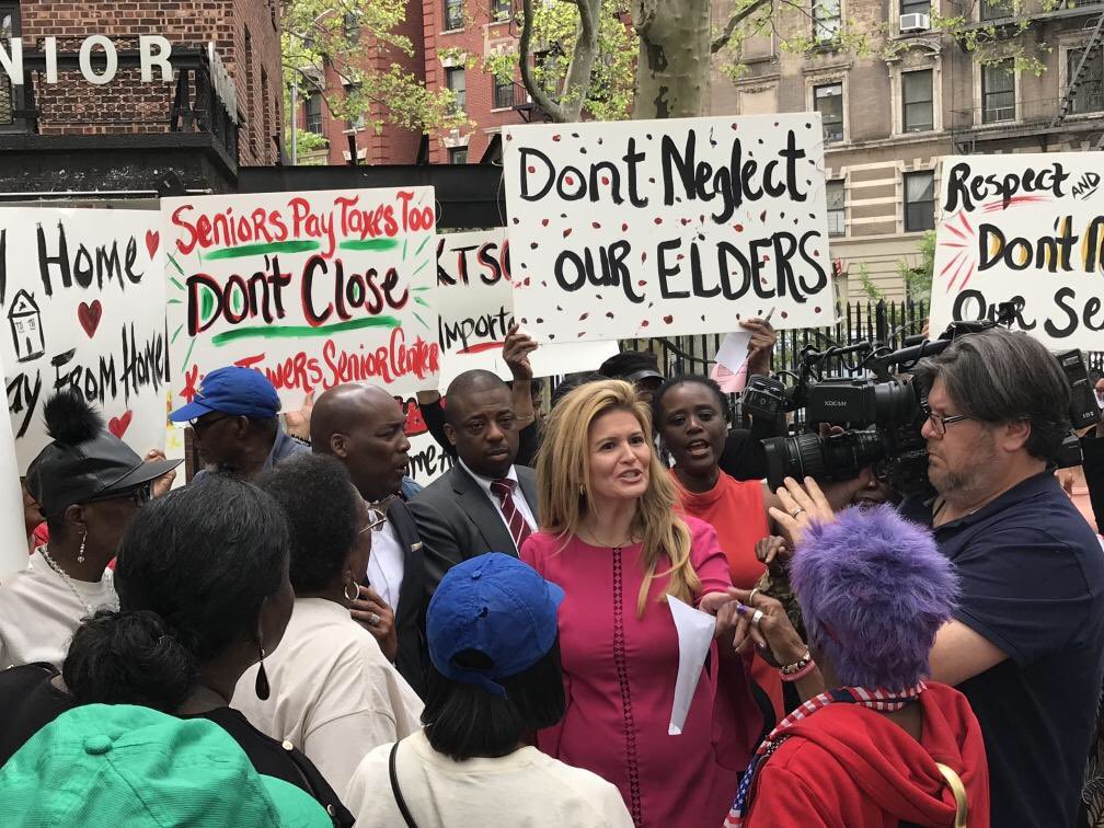 monicamoralestv's tweet photo. Always in the middle of the action! It’s follow up Friday!  Watch at 545 pm @PIX11News #monicamakesithappen Your fight is our fight! https://t.co/YfifGodWFM