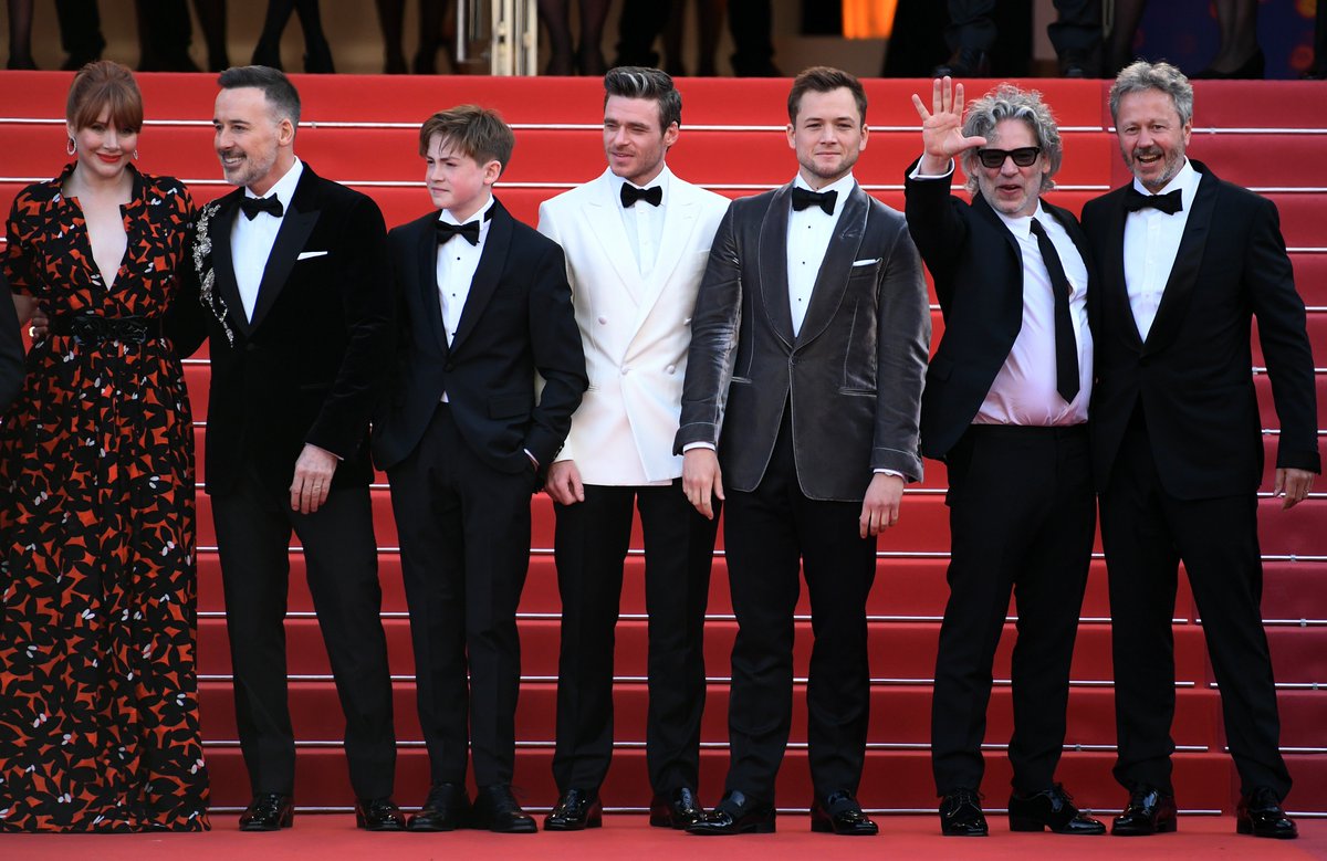 ParamountBrasil's tweet photo. Ontem aconteceu a exibição de #RocketmanOFilme no @festivaldecannes, confira as fotos do tapete vermelho! A história de Elton John chega dia 30 de maio para mostrar que você pode ser quem você é #SempreOriginal ✨🚀🏳️‍🌈 https://t.co/aztMbeIbp5