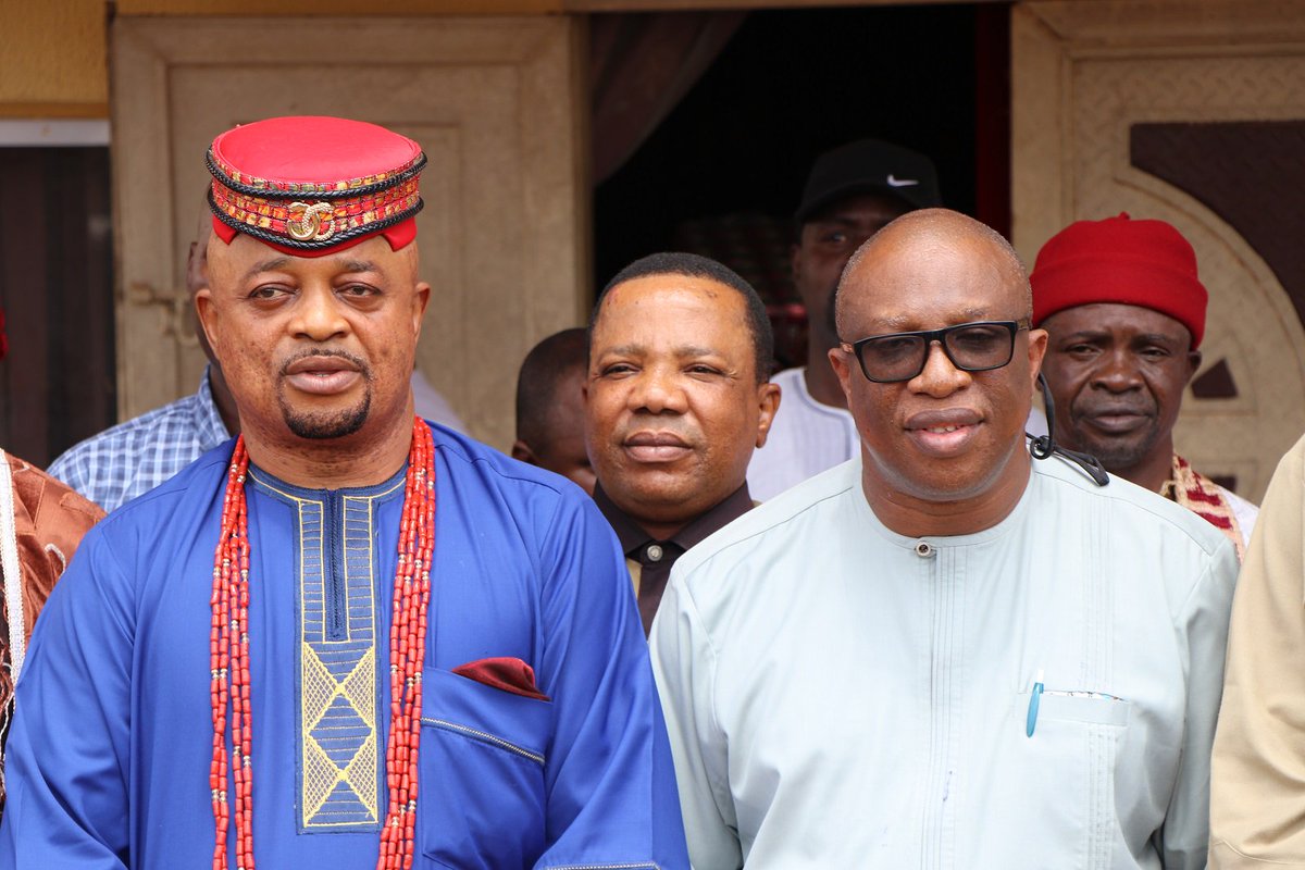 PWHNIG's tweet photo. Min. of Power, Works and Housing ably represented by the Director, Highways Construction and Rehabilitation Department &amp; other management staff of the Ministry on a courtesy visit to the traditional Ruler, Majesty Igwe Sir. Chris Onyewuluje, Eze 1 of Umunya. https://t.co/MVpihV0vYF