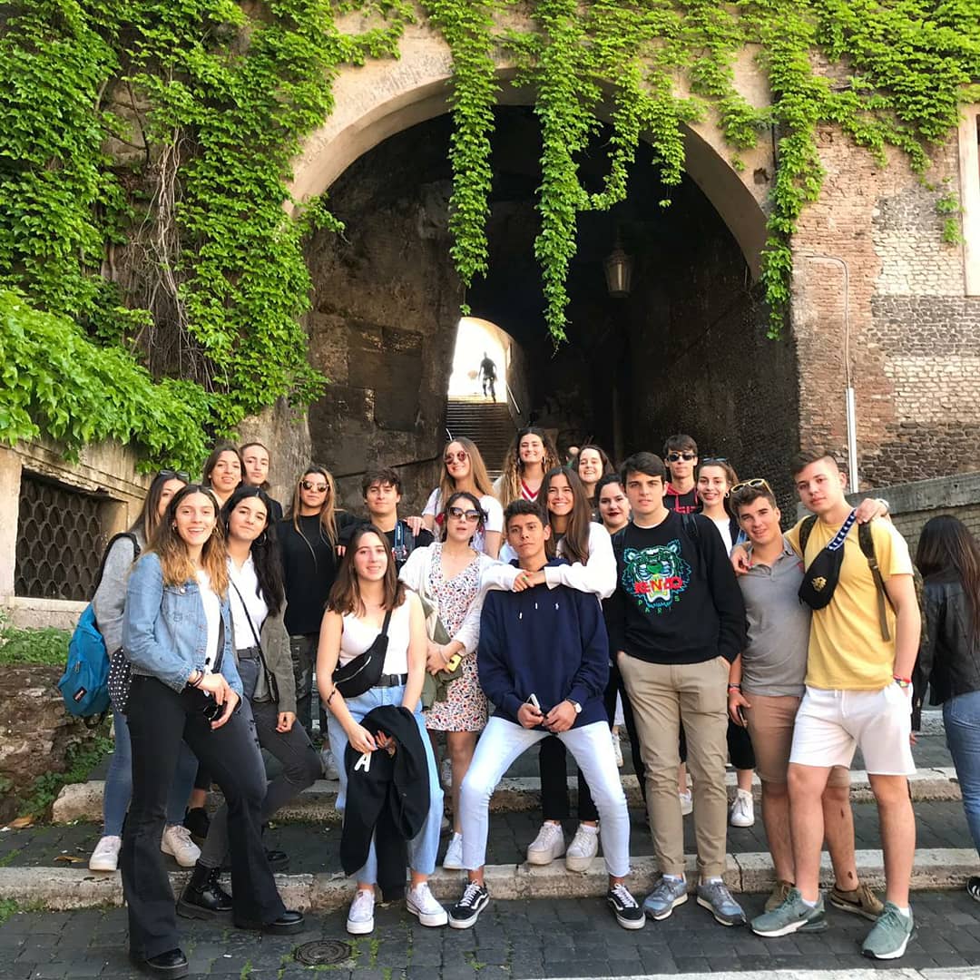 PadreDamianSSCC's tweet photo. Ens arriben més 📸 del dia d'avui en el que #2nbtxpd ha visitat la Roma sagrada ⛪ amb Santa Maria la Maggiore, San Carlo a la Quatre fontane i especilament Sant Pere del Vaticà! Segueixen aprofitant 😉! #avantiroma #romapd #viatgespd #comiat #cultura https://t.co/Pn0W5s875e