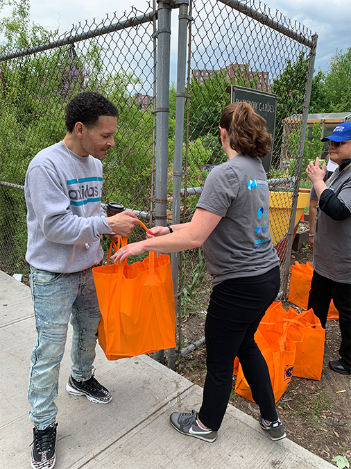 HispanicFed's tweet image. Today was a great day to partner with @mercer volunteers and provide much needed hunger relief in the South Bronx w/ our friends @nosquedamos and the Rainbow Garden of Life &amp;amp; Health! #mercercares #goodday