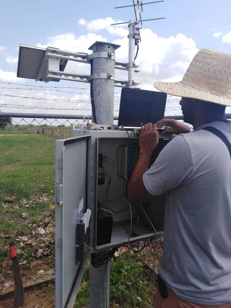 INAMEH's tweet photo. 👉Continuamos con la gira de mantenimiento preventivo y correctivo de la Red de Estaciones Meteorológicas del @INAMEH para la Gestión de Riesgo, atendiendo las estaciones de Corozo Pando y Guayabal en el Estado Guárico.@tutiempopereira #17May #GMVVConstruyePatria #BuenViernes https://t.co/RyczcAdHst