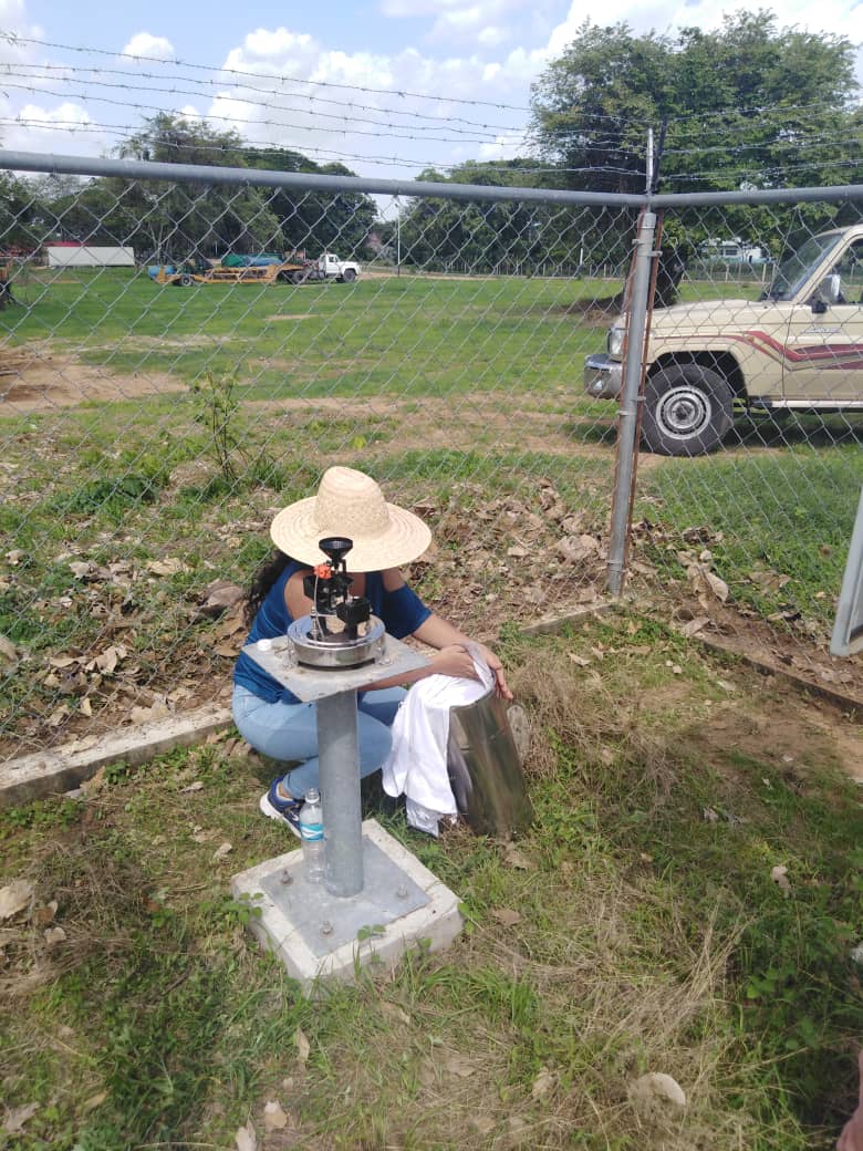 INAMEH's tweet photo. 👉Continuamos con la gira de mantenimiento preventivo y correctivo de la Red de Estaciones Meteorológicas del @INAMEH para la Gestión de Riesgo, atendiendo las estaciones de Corozo Pando y Guayabal en el Estado Guárico.@tutiempopereira #17May #GMVVConstruyePatria #BuenViernes https://t.co/RyczcAdHst