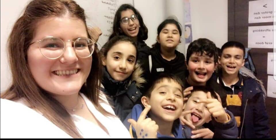 AltinkayaB's tweet photo. Eğer ki birilerine birşeyler katabiliyorsak, içlerinde aidiyet duygusunu arttırabiliyorsak, ‘köksüz’ diye adlandırdıkları nesli köklerine sımsıkı bağlayabiliyorsak, ne mutlu bize ! #Metemo #students https://t.co/qhCMRFSVyW