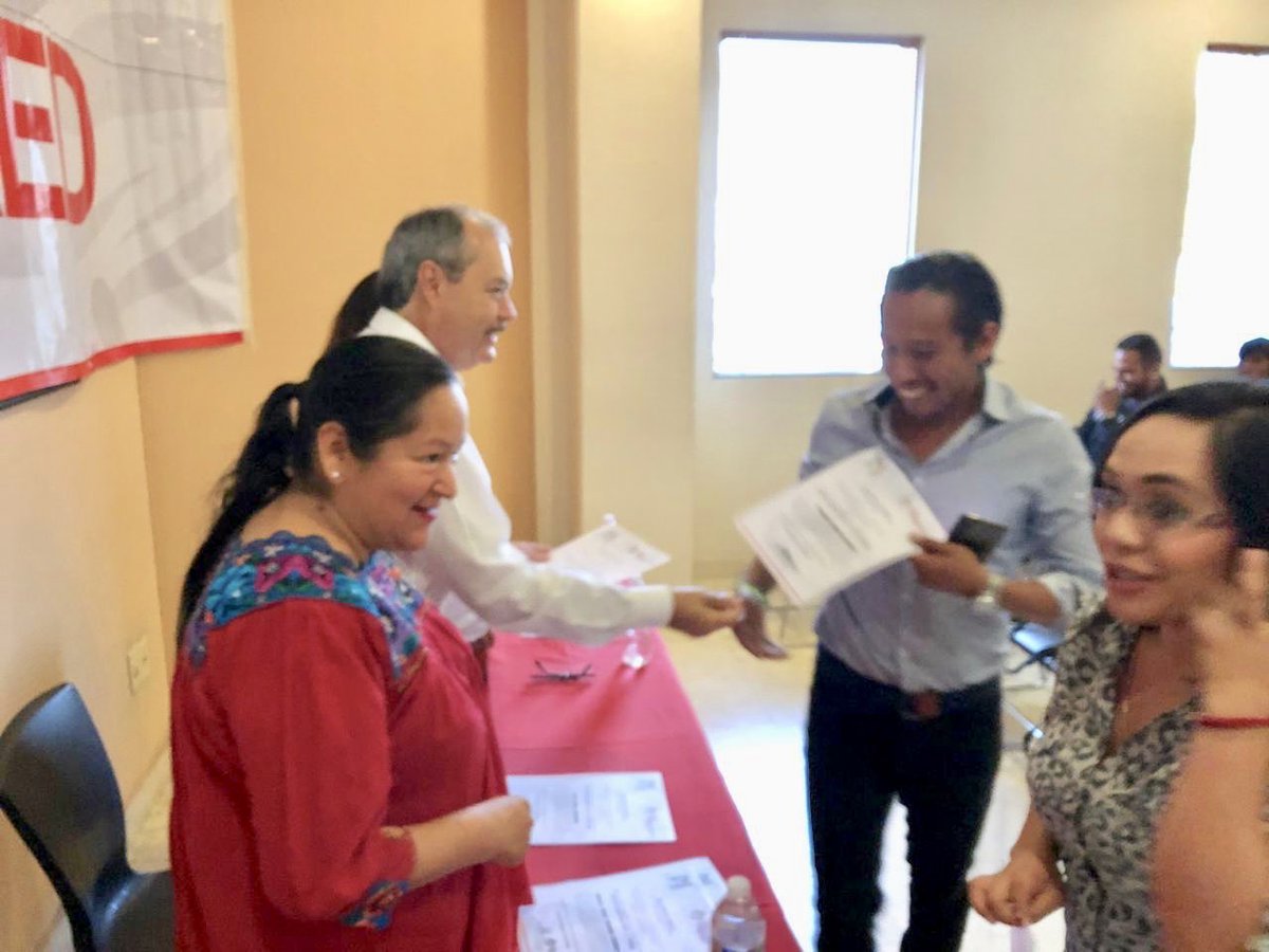 VictorSilvaMich's tweet photo. Hoy acompañé a los integrantes de la Red de Jóvenes x México filial Michoacán en la entrega de nombramientos a delegados de los distritos locales en el estado. Y quienes también se integran a los trabajos de Afiliación y Refrendo de nuestra militancia.
¡Enhorabuena! https://t.co/YsXKeqe1xj