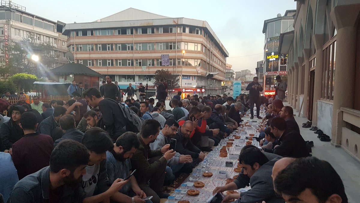 Geleneksel Ummet iftarimiz, sadece su, hurma ve simit menü mütevazi lezzet on numara..