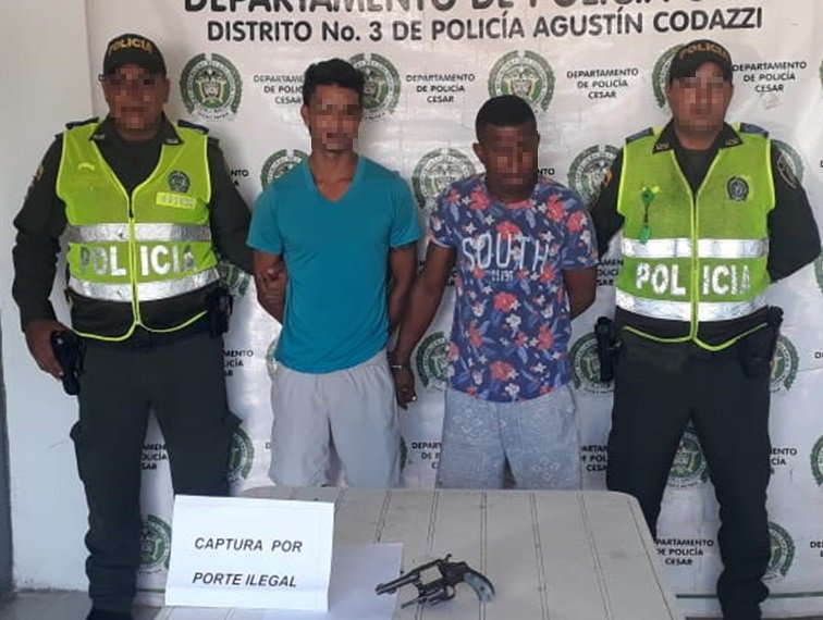 En #Codazzi, Información brindada por la comunidad nos permite capturar a dos hombres, quienes portaban un arma de fuego #ConstruyendoSeguridad