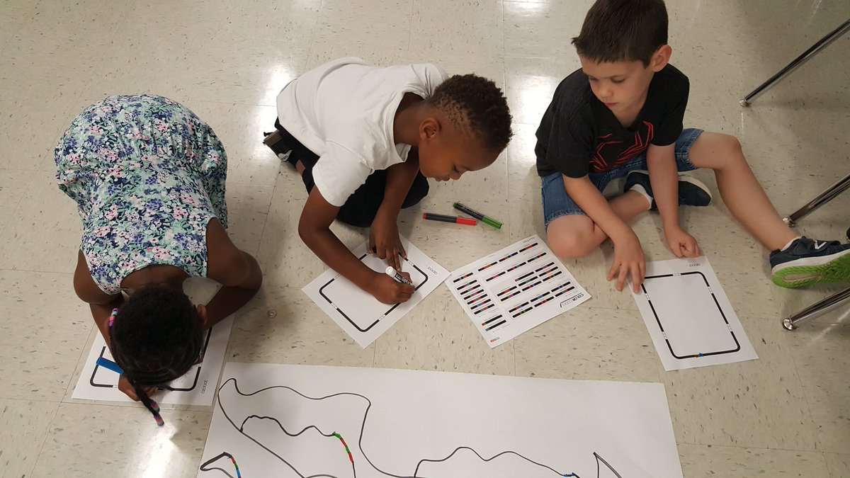 jroberts1245's tweet photo. 1st graders choosing their favorite #Ozobot codes to create their own track. #NISDECT #ECTSTEM #GoPublic  #MoraLegacy @NISDMoraES @bellfirstgrade @NISDAcadTech https://t.co/Ity5suEFnf