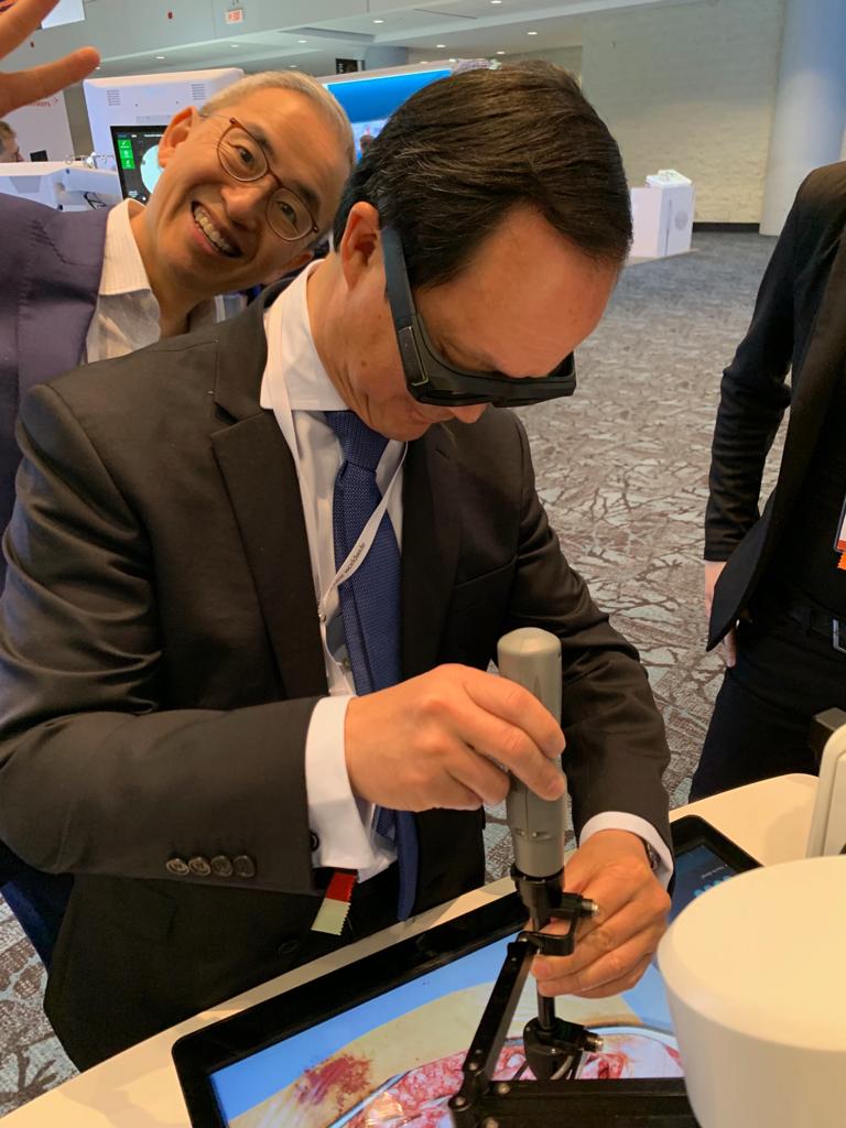 Inserting VR pedicle screw under the watchful eye of Prof Ken Cheung....no pressure! #GSCToronto