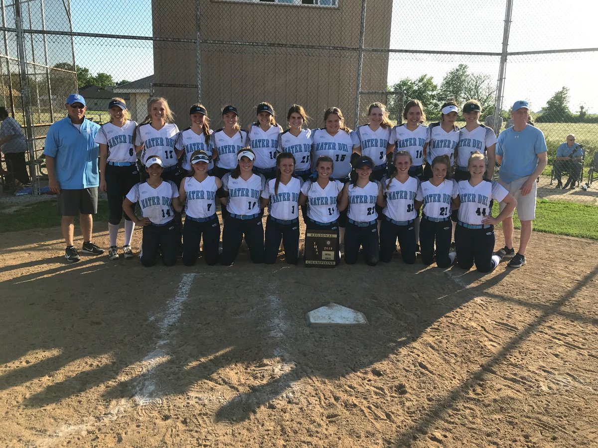 Mater Dei softball beats Wesclin 12-3 to win regional at Carlyle