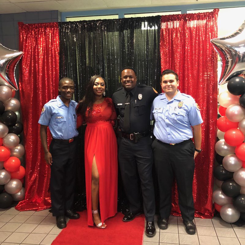 MiamiPD's tweet image. Our very own @MiamiPD  Post 162  Explorer Coordinator Officer Louis Jean was successful at putting together Miami Police Explorer&apos;s Prom send off for Post 162’s Major at our North Substation. 👏🏽 @Majormovesndss