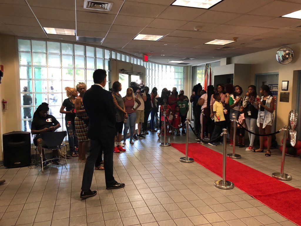 MiamiPD's tweet image. Our very own @MiamiPD  Post 162  Explorer Coordinator Officer Louis Jean was successful at putting together Miami Police Explorer&apos;s Prom send off for Post 162’s Major at our North Substation. 👏🏽 @Majormovesndss