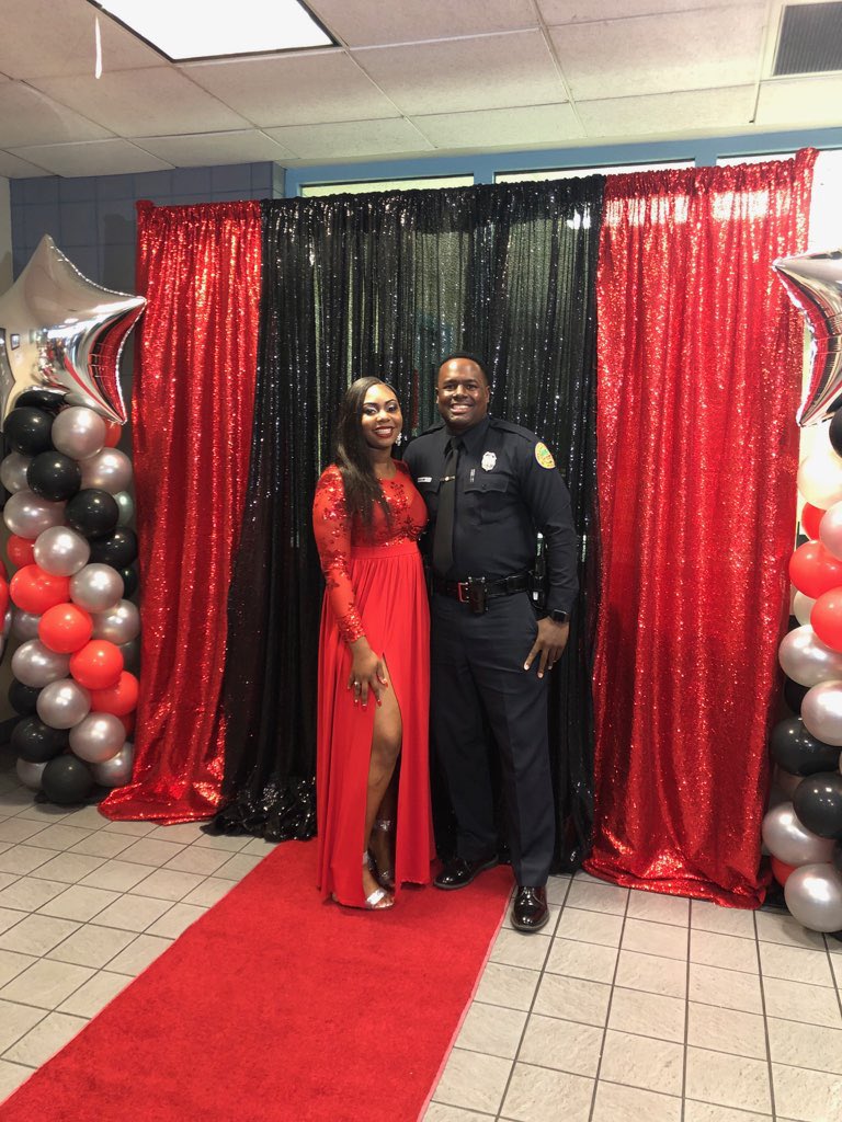 MiamiPD's tweet image. Our very own @MiamiPD  Post 162  Explorer Coordinator Officer Louis Jean was successful at putting together Miami Police Explorer&apos;s Prom send off for Post 162’s Major at our North Substation. 👏🏽 @Majormovesndss