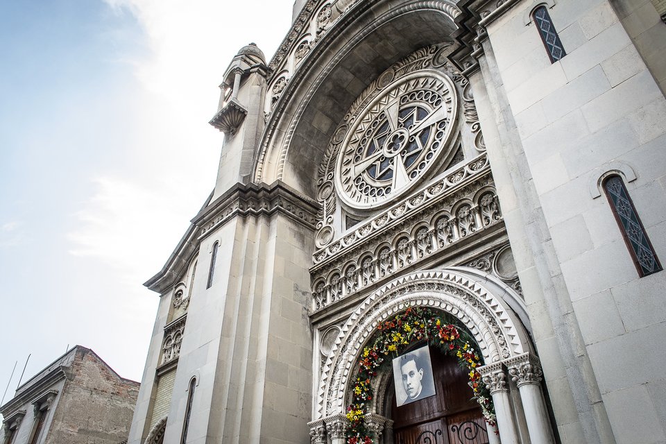 AbiliaInmo's tweet photo. Referente de la colonia Roma desde su apertura en 1925, el Templo de la Sagrada Familia es resultado de la unión armónica de varios estilos como el neorrománico, neogótico y ecléctico, a los que se suman 25 bellos vitrales policromos de factura italiana. #arquitectura https://t.co/voycghgoGH