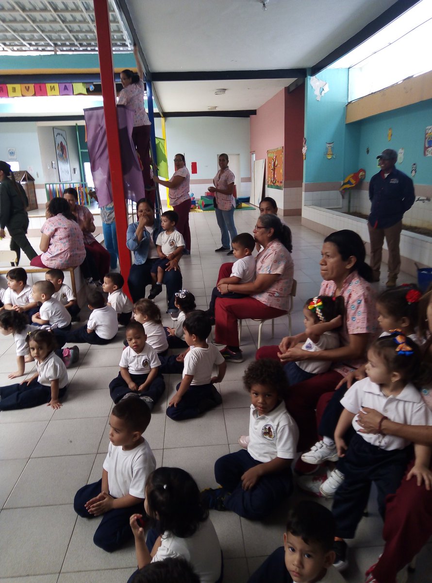 La directora ciudadana Vanesa Pepin realizó la entrega a todos los niños de los CEI del Ejército Preescolar Negra Matea y Maternal Mamá Hipolita junto a su Director Cnel Álvarez <a href="/direducejb/">Dirección de Educación</a> @CircuitoFTiuna #EjercitoFanb
