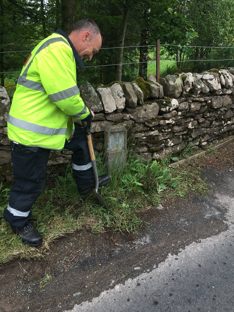 StuartGunn_'s tweet photo. We have been out inspecting & testing Fire Hydrants in #Kinbuck today.
Various Hydrants dug out, tested for water flow, lids painted, new marker plates fitted and our maps updated.
#OperationalReadiness https://t.co/bYIlfIbAxE