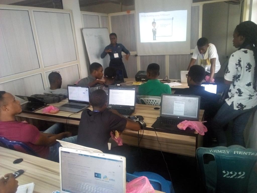 POUNLARS's tweet image. Awesome breakout session on Machine learning and Data Science taken by Emem Brownson @kodehauz @PythonAkwaIbom @digitalocean @elastic @ThePSF #PythonAkwaIbomMeetup