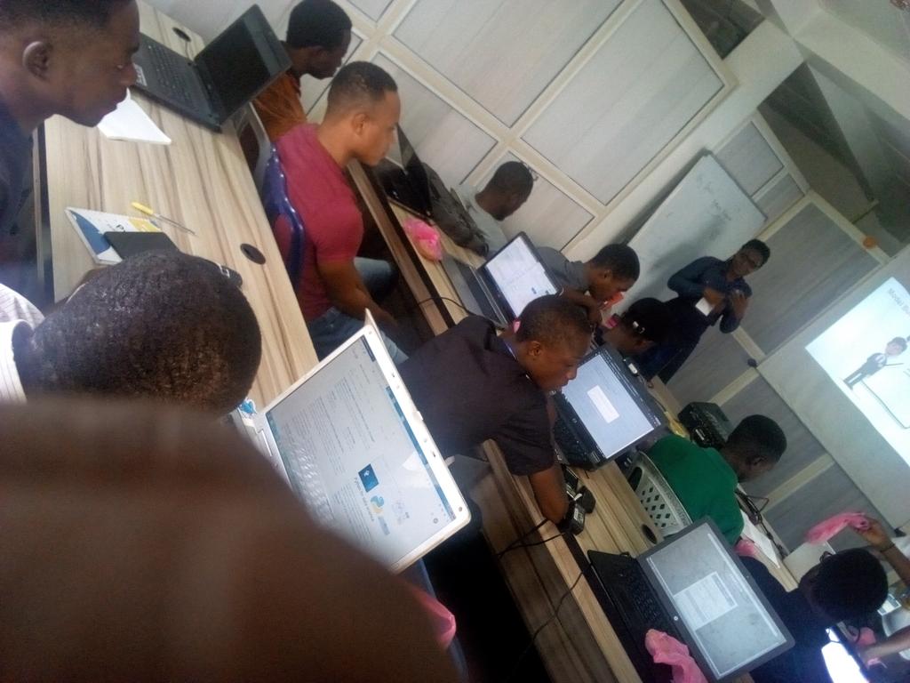 POUNLARS's tweet image. Awesome breakout session on Machine learning and Data Science taken by Emem Brownson @kodehauz @PythonAkwaIbom @digitalocean @elastic @ThePSF #PythonAkwaIbomMeetup
