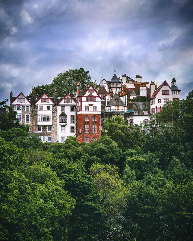 krisfields's tweet photo. Is it any wonder @official_jkrowling came up with Harry Potter living near fantasy surroundings like this? #edinburgh #ramsaygarden #harrypotter #visitedinburgh #edinburghsnapshots
📸 https://t.co/gVyUU3Loda via https://t.co/erw0iBJh2M https://t.co/21s2KpOTaf