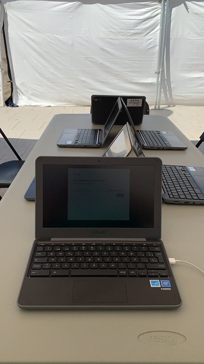 AsusProEDU's tweet photo. @cloudeducacion está formando a mayores y pequeños con nuestros equipos #Chromebook para educación. Están todo el fin de semana!!!! Acercaros... hay regalos y premios!!!! #molletesfira #jugandoconcloudalia19 https://t.co/bNLNexUq1V