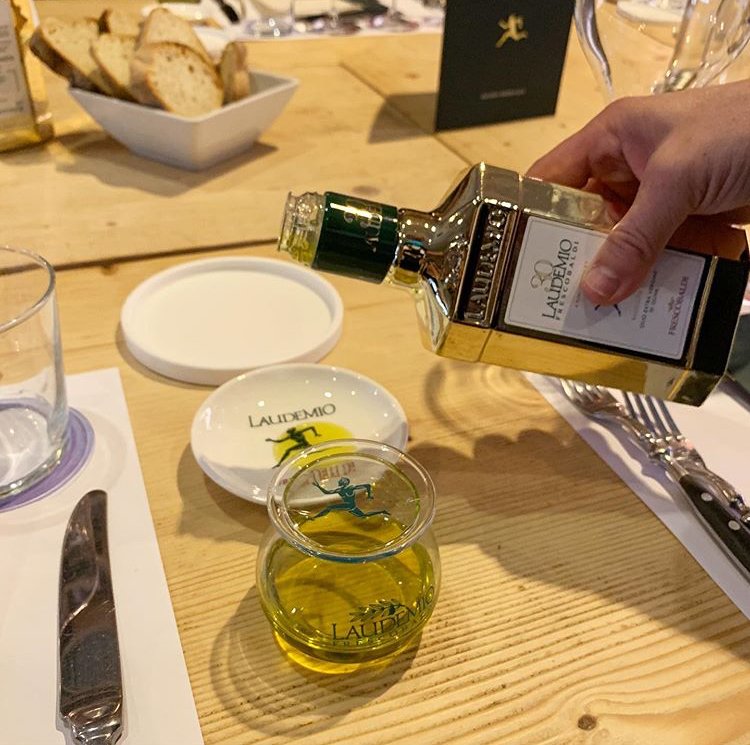 Chi gradisce un assaggio? 😍

Grazie a <a href="/andreafabiani21/">Andrea Fabiani</a> per lo scatto ☺️
•
•
•

#laudemio #laudemiofrescobaldi #laudemiooliveoil #olioevo #olio #oil #oliotoscano #tuscanybuzz #tuscanygram #florence #olioextraverginedioliva #extravirginoliveoil #assaggio #taste #weekend