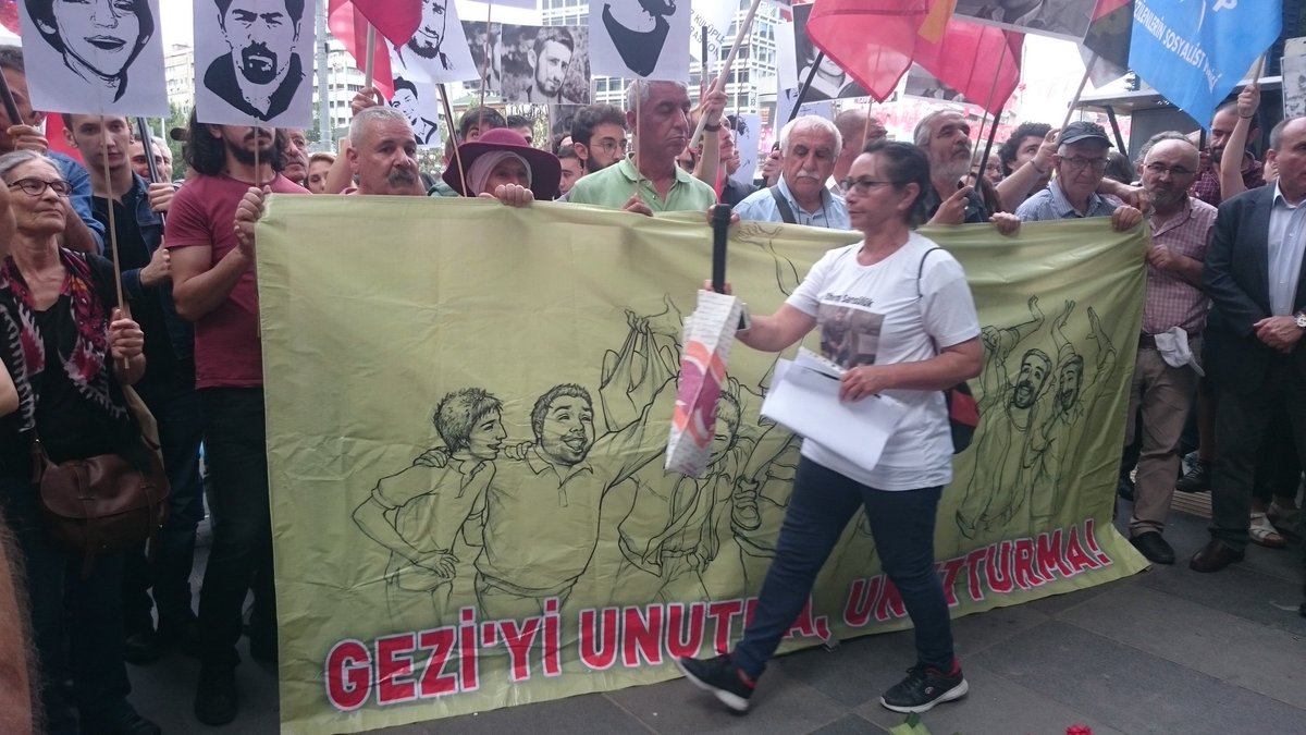 KaldiracAnkara's tweet photo. Ankara Güvenpark'ta Ethem Sarısülük'ün vurulduğu yerdeyiz
6.yılında Gezi Direnişini Hatırla
#EthemSarısülükUnutma
#Bizgezicisizgidici
#BizGeziciyizUmutBizde
#Gezi6yaşında
#EthemSarısülük
#geziyisavunuyoruz
#Geziprotest
#Gezi6Yaşında
#GeziyiHatırla https://t.co/D1sJSilDSL