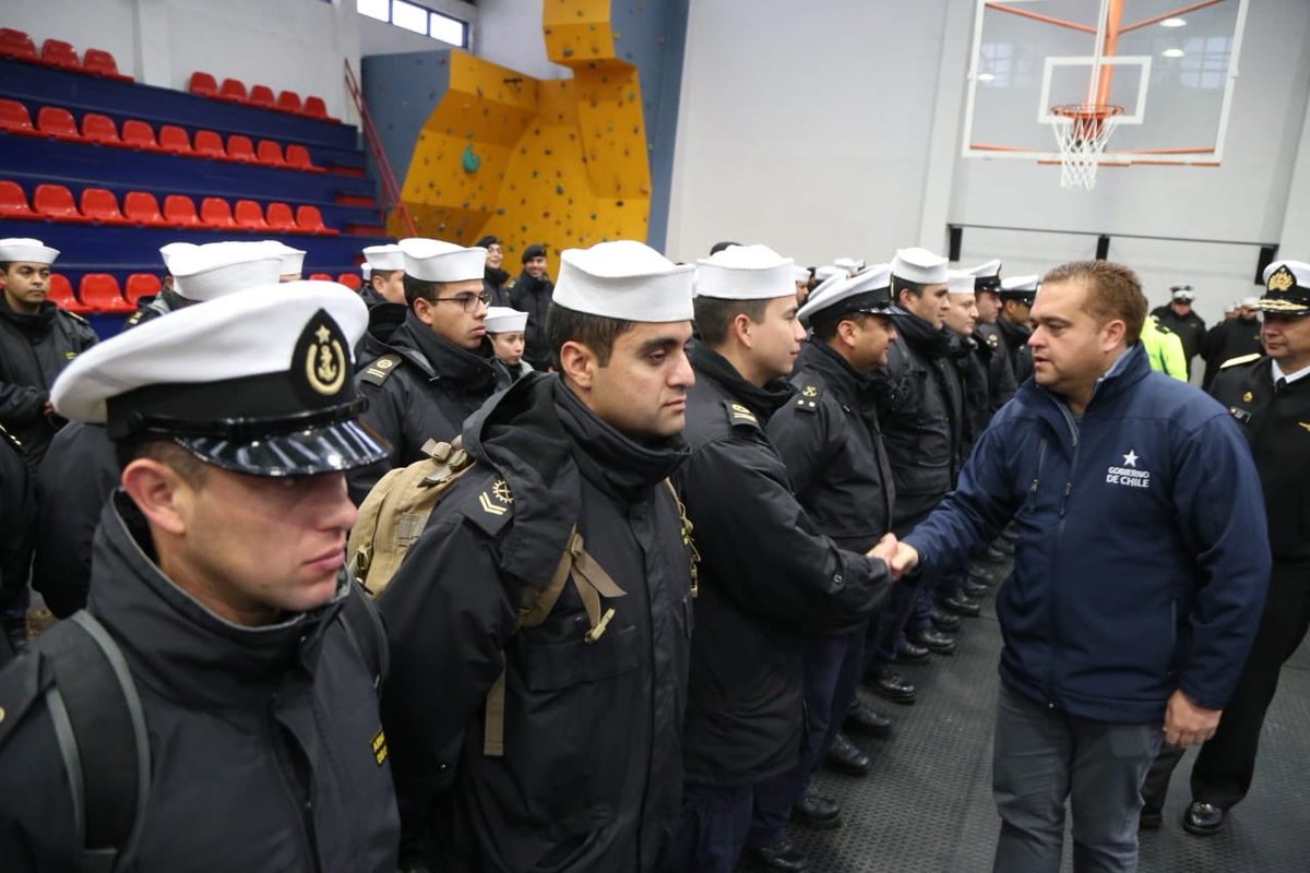 Así como anoche estuvimos dando el inicio a la ronda preventiva de <a href="/Carabdechile/">Carabineros de Chile</a>, hace instantes hicimos lo mismo con dotación de la <a href="/Armada_Chile/">Armada de Chile</a> que se dirige a distintos sectores a colaborar en trabajos de limpieza. 
Así, todos unidos, saldremos adelante. Gracias! #VamosBiobío