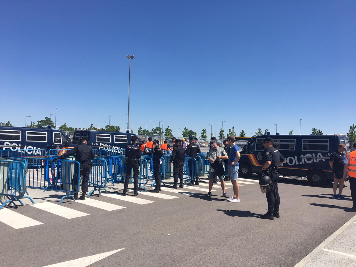 Access to the Wanda Metropolitano perimeter already open

The Gates to the Stadium will open at 6 p.m.

Food, beer and beverage available in the perimeter of the Stadium.
#ChampionsLeague2019 #policia_Liverpool