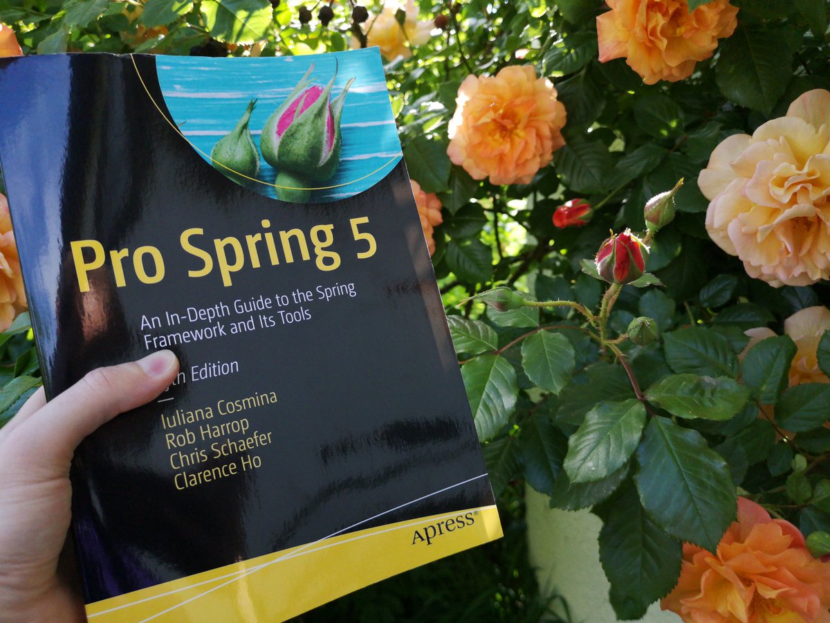 A sunny saturday afternoon with my kids in the garden: best time to read a book! #spring 😎📘🥀