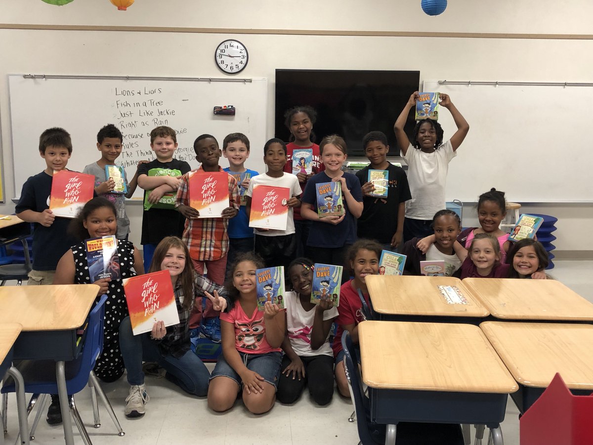 EnosElementary's tweet photo. These 3rd graders at Enos @EnosElementary LOVED their READ 5 books! They can't wait to READ this summer! #iheart186 #ProudToBeAnEagle https://t.co/tvVTSaz6c1