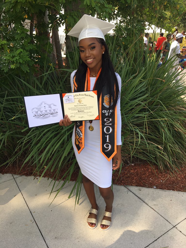 tharealltee's tweet photo. signing out π€π§‘! #opendiploma #ccalumni https://t.co/EMVG7eBcIc