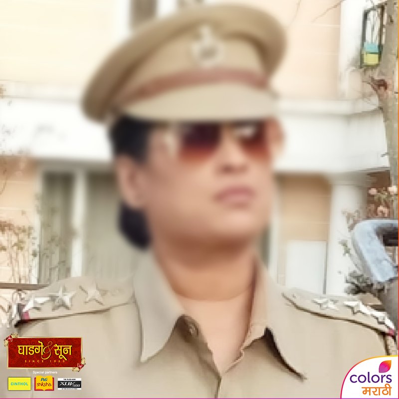 घाडग्यांच्या घरावर पोलिसांची धाड? कोण आहे बरं ही पोलिस? तुम्ही ओळखू शकता? पाहा #GhadgeAndSuun 2 ते 9 जून रविवारीही रात्री 8.30 वा. #ColorsMarathi वर आणि <a href="/justvoot/">Voot</a> वर कधीही