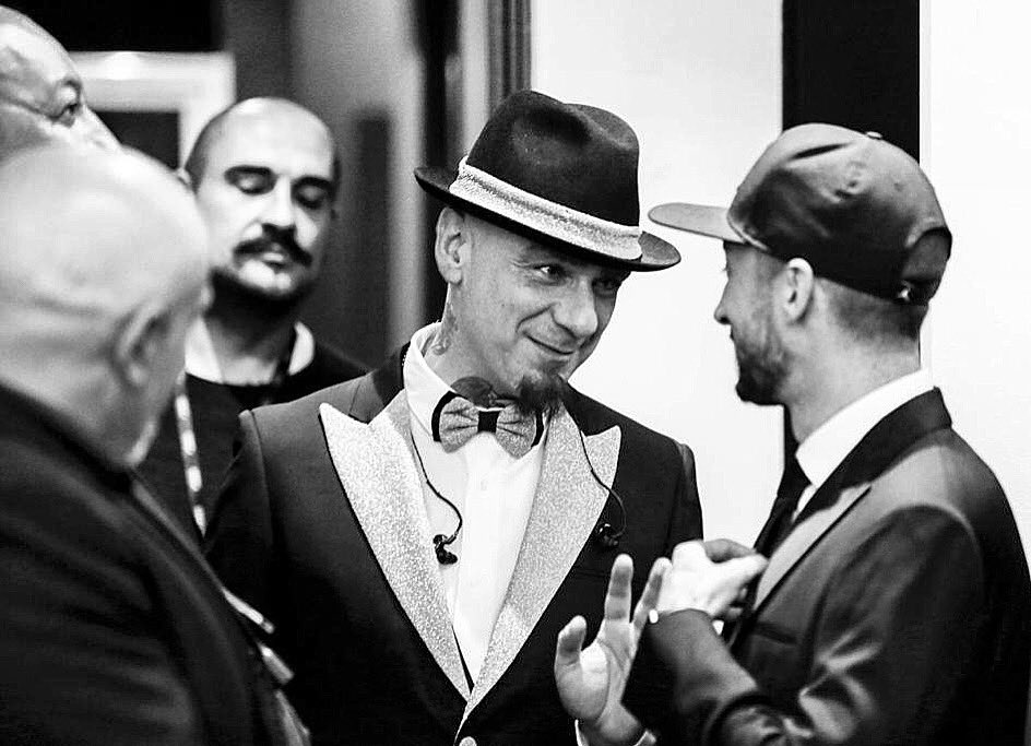 Secondo voi di cosa stavamo parlando io e <a href="/jaxofficial/">J-Ax</a>  🤔😅🤣
•
Finalmente di nuovo in tour, ci siamo quasi... 🔥 Ci vediamo in giro quest’estate!! ☀️🚀🚀 
•
•
#jax #djzak #accademiadelletestedure #articolo31 #25anniversary #summertour #tourlife