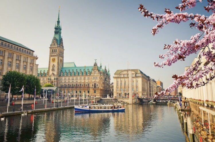 travelvv's tweet photo. تقع مدينة هامبورغ عروس الشمال الألماني في اقصى شمال المانيا قريباً من حدود الدنمارك ممايجعلها تتأثر بمناخ الدول الاسكندنافيه فهي ابرد من باقي مدن المانيا الأخرى وتعتبر وجهة سياحية متكاملة من جميع النواحي .
#المانيا_التي_رأيت 
https://t.co/jjeVQl6qna https://t.co/yQtL7M5HXT