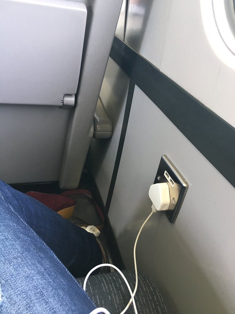 Minimum_Impact's tweet photo. Thank you @GreatWestRail @GWR_HelpBot for a very pleasant journey on this refurbished train. Comfy seats, loads of leg room, plug sockets and usb points and free WiFi #CustomerExperience #HappyCustomer https://t.co/olifd9ngXv