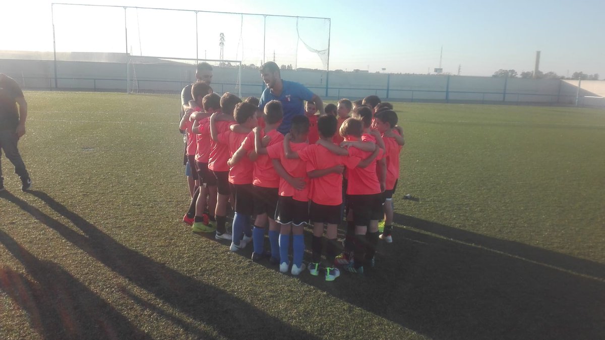 cd_santiponce's tweet photo. Nuestros niños, nuestras niñas... El mayor valor que atesora el club. ⚽️❤💙 https://t.co/EeYXO0yYEP