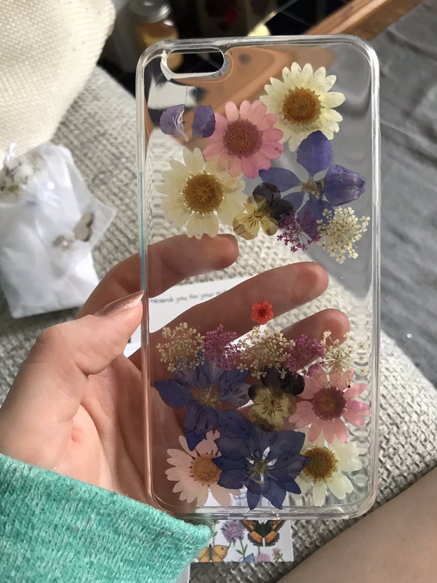 __meganbenson's tweet photo. Ordered a new phone case off this woman from depop who makes them with pressed flowers n she sent me this :’) https://t.co/oBtRtQ1MJc
