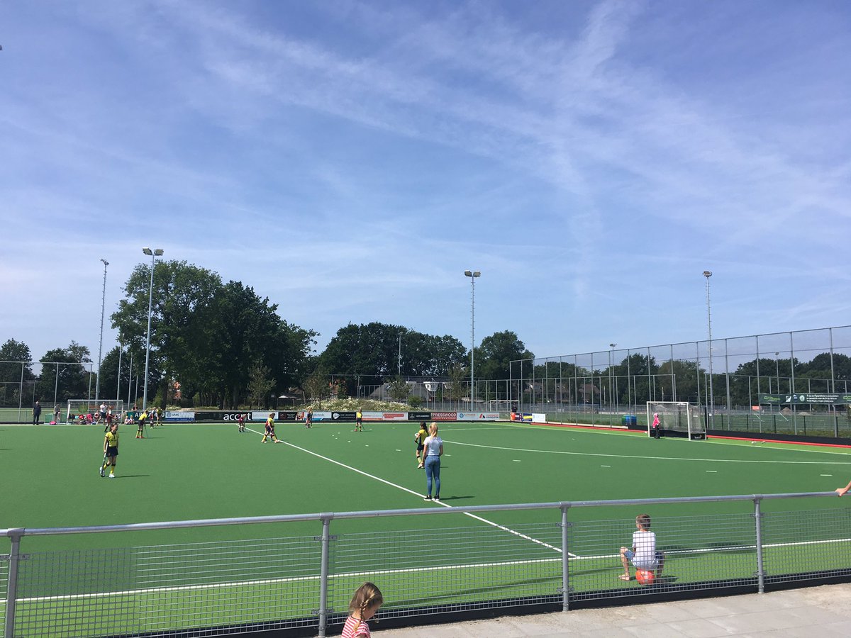 Laatste kwartiertje van een mooi hockeyseizoen. Trotste trainster van deze kampioenen. Wat een groei hebben zij samen doorgemaakt en wat een feestje om ze elke week te trainen!  #kanjers <a href="/hcares1961/">Hockey Club Ares</a>