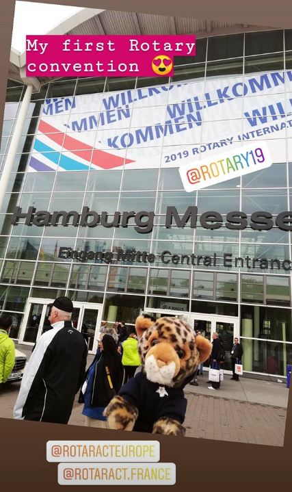 EUCO2020Bdx's tweet photo. First international convention for our mascot, Leo #Rotary19 #Rotaract19 #euco2020 https://t.co/hhVRE1M6K5