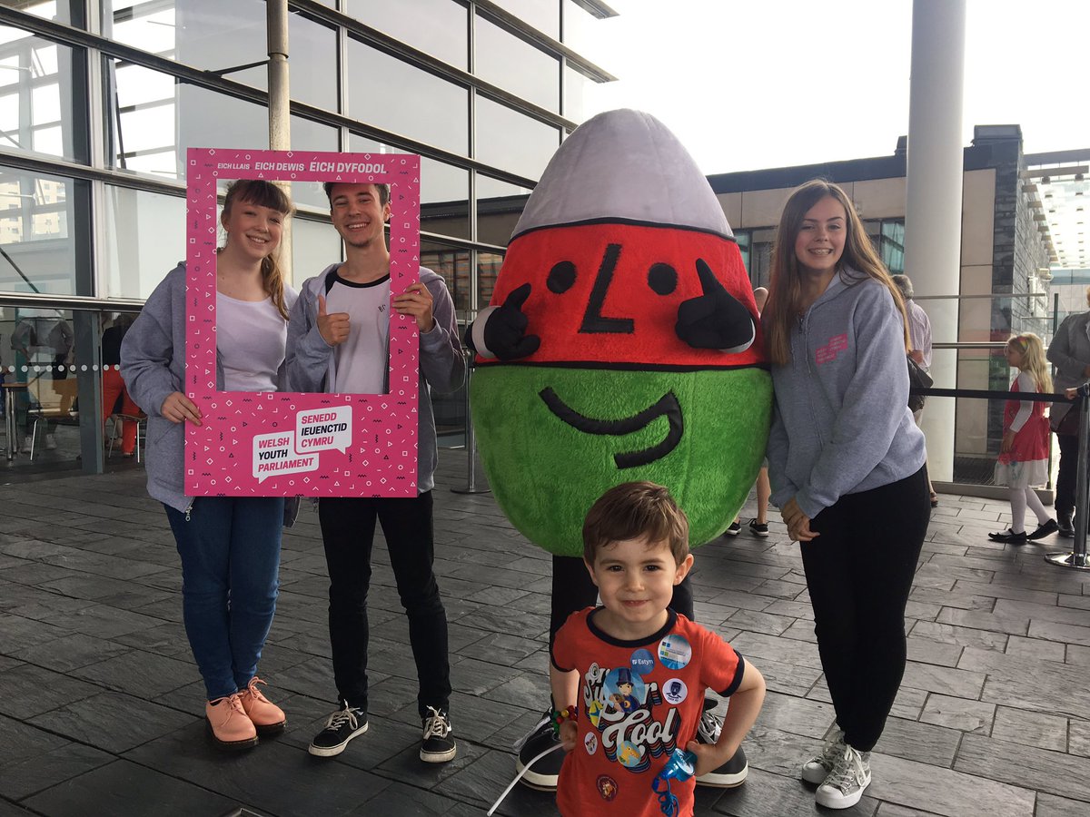 WelshYouthParl's tweet photo. Mr Urdd came by to say hello to our youth parliament members 👋 #WelshYouthParliament #Urdd19 #MrUrdd https://t.co/hZHKCXItyC