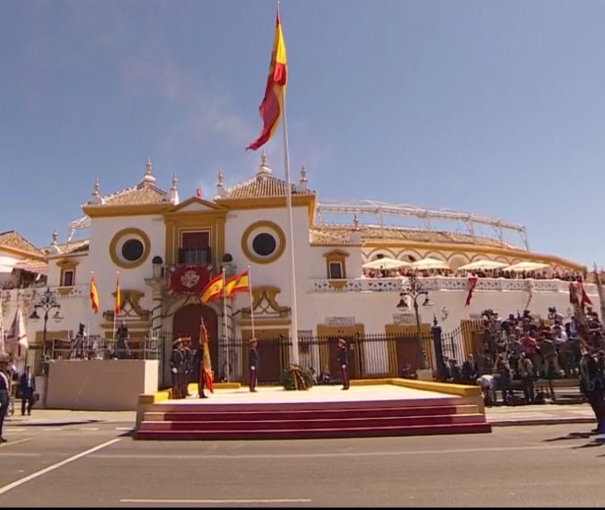Sevilla tiene un color especial 🇪🇸 #DIFAS2019 #Sevillahoy #DiaDeLasFuerzasArmadas19 #tdsActualidad #maestranza19